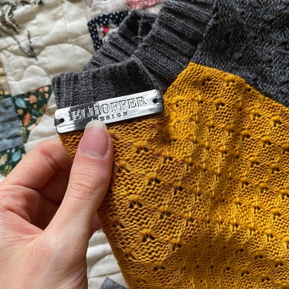 Hufflepuff badger sweater - Picture 4 of 5